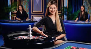 Antarmuka aplikasi web progresif yes toto di perangkat mobile yang menunjukkan pasar sportsbook Liga 1 dan opsi permainan live dealer.